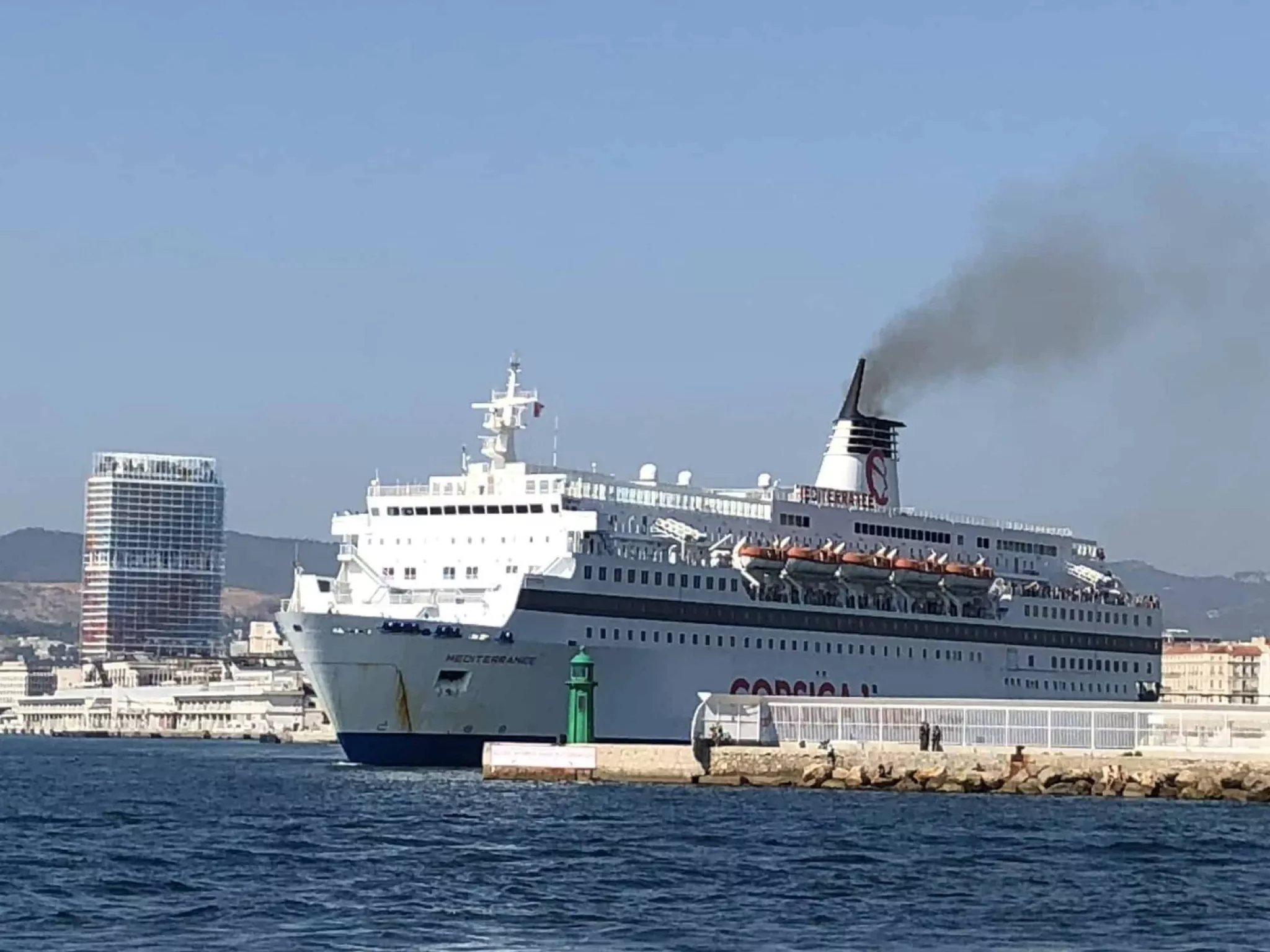 Navire de croisière dans le port de Marseille