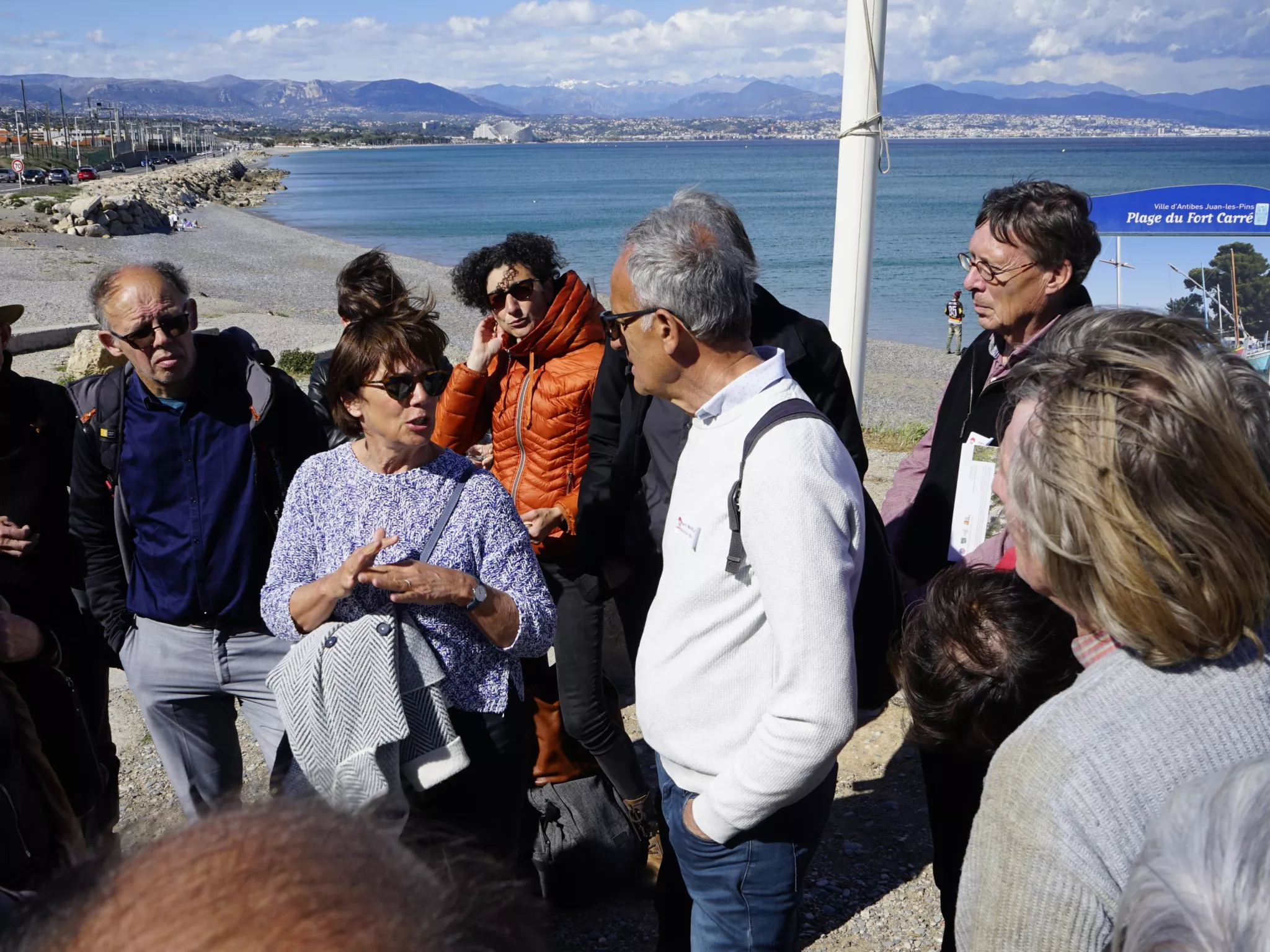 Atelier trait de côte : discussions entre participants, sur le terrain, devant la plage concernée. Site : au pied du Fort Carré à Antibes. 